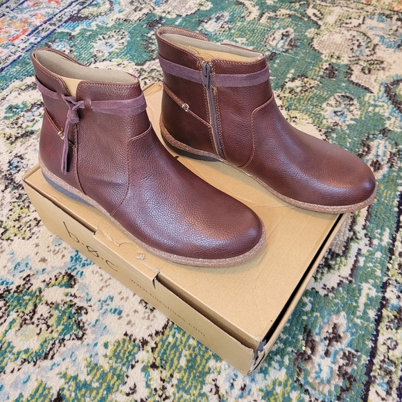 NIB B.O.C. Leather Zip Up Wine Colored Booties, Size 9.5M Chic Trendy Cute - Picture 2 of 11